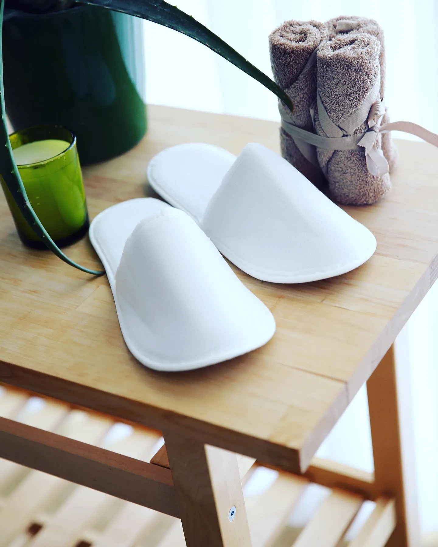 Chochili 50 Pairs Fabric Packed Non-Woven Disposable Hotel Slippers for Airbnb Spa Wedding Guests Adult Men Women Size 10-11, White