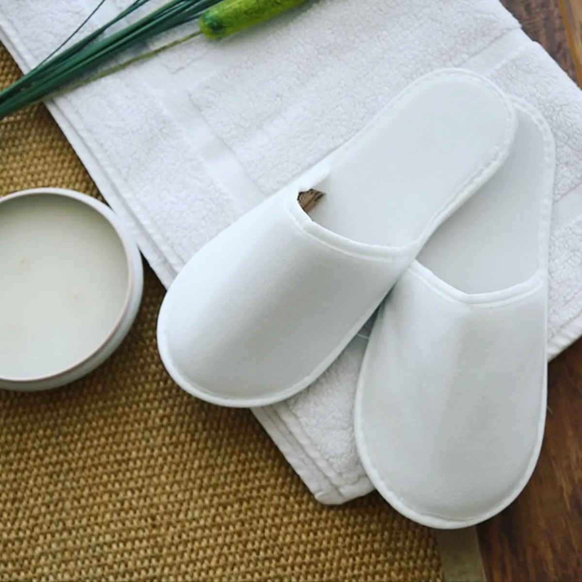 Chochili 50 Pairs Fabric Packed Non-Woven Disposable Hotel Slippers for Airbnb Spa Wedding Guests Adult Men Women Size 10-11, White
