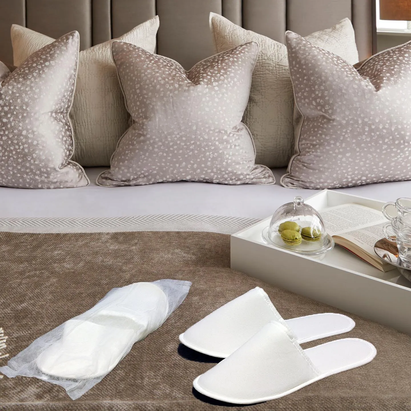 Chochili 50 Pairs Fabric Packed Non-Woven Disposable Hotel Slippers for Airbnb Spa Wedding Guests Adult Men Women Size 10-11, White