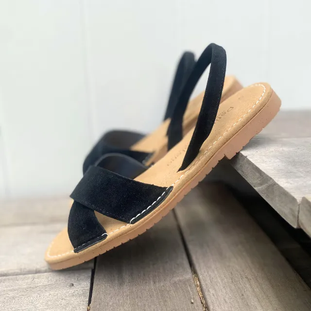 Cross over Flat Avarcas | Black Suede (Padded)