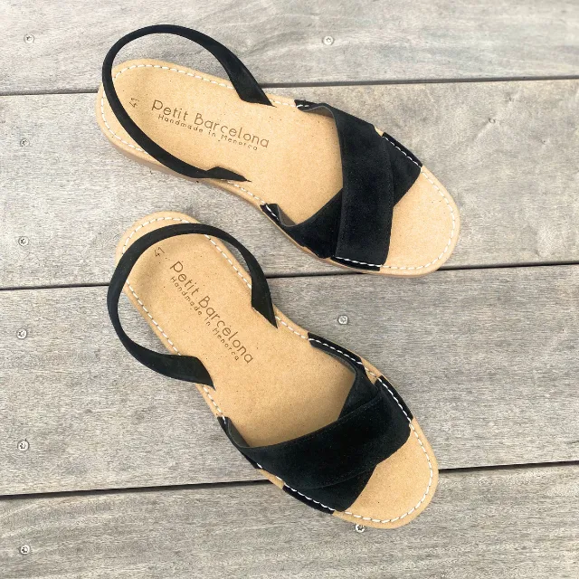 Cross over Flat Avarcas | Black Suede (Padded)