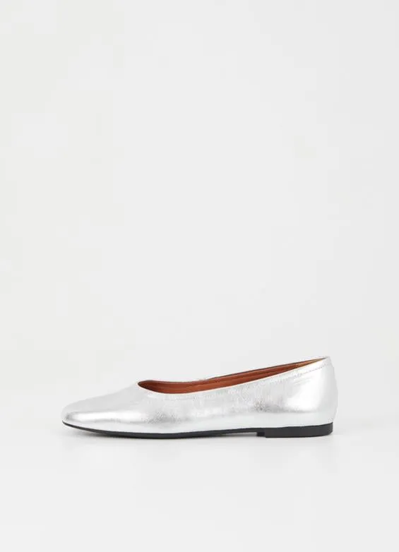 VAGABOND JOLIN PLAIN FLATS IN SILVER