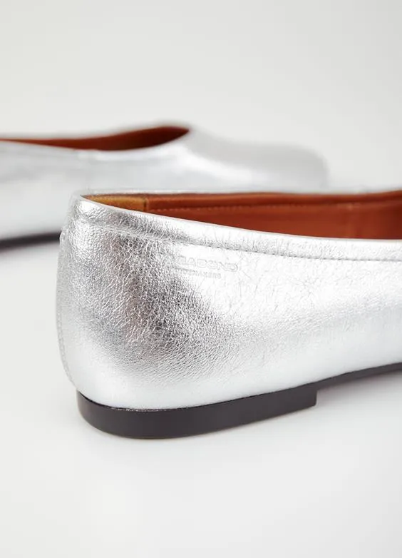 VAGABOND JOLIN PLAIN FLATS IN SILVER