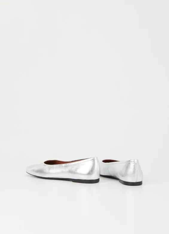 VAGABOND JOLIN PLAIN FLATS IN SILVER
